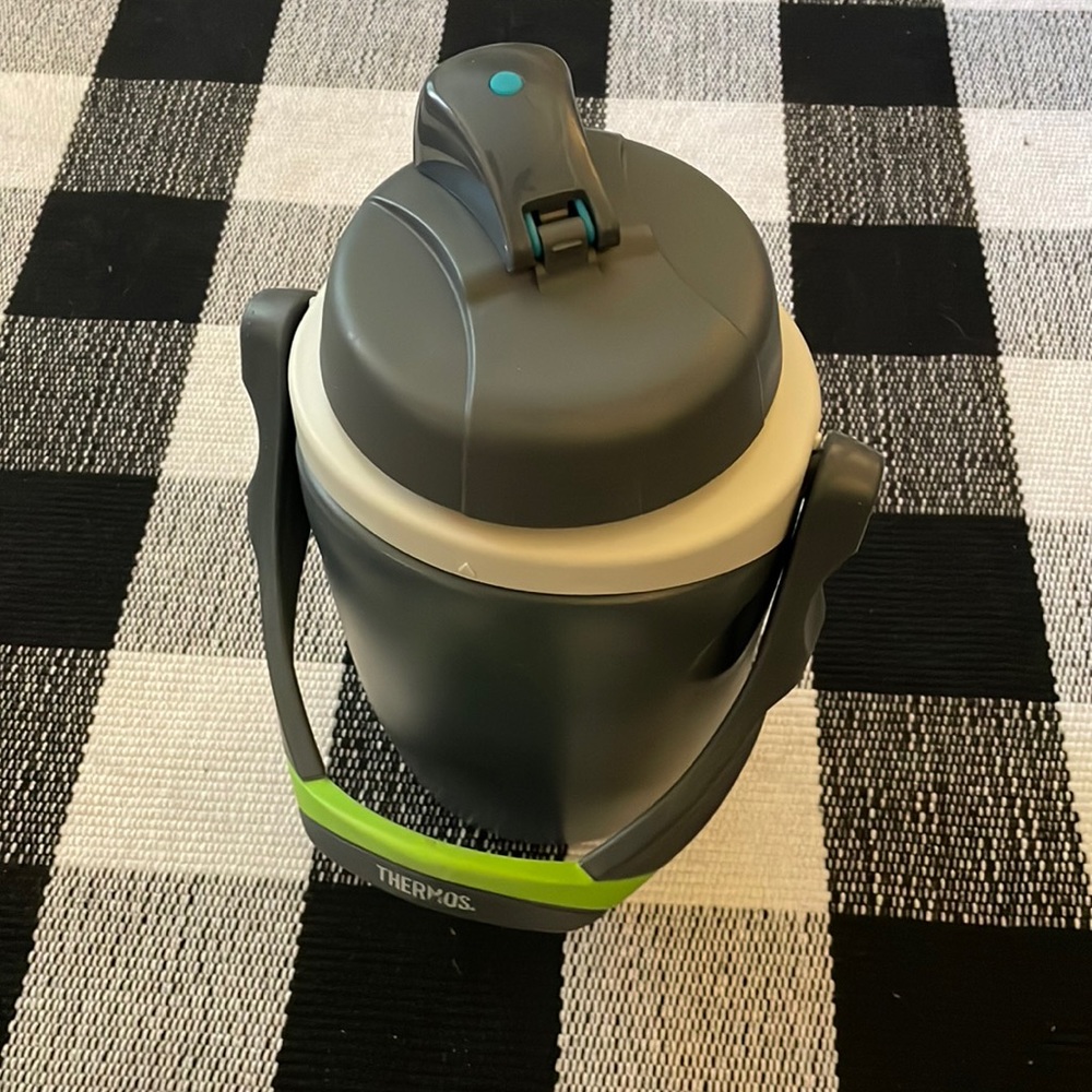 Great condition Thermos 64 oz